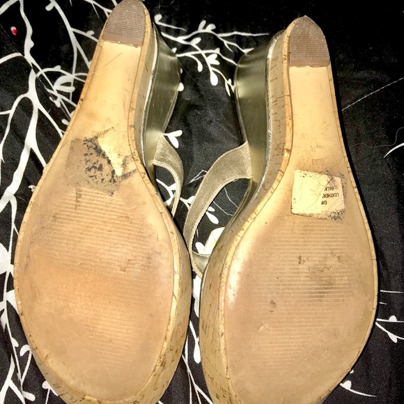 Gold wedge sandals with an embellished bow - Picture 5 of 6